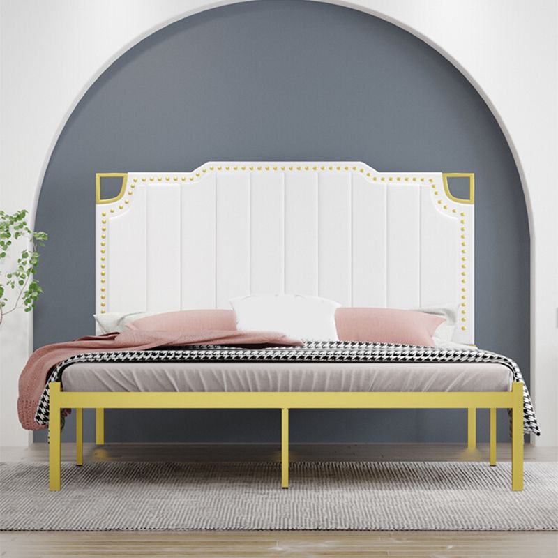 フェイクレザーステップヘッドボードとネイルヘッドトリム付きアイアンベッド