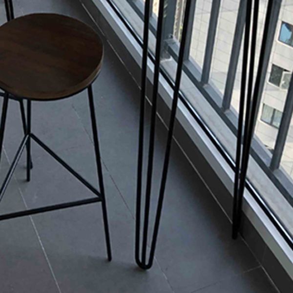 Tavolo da bar marrone in legno massiccio gambe nere e tavolo da bar di base in metallo