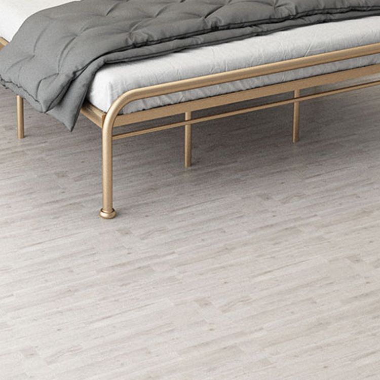 Lit standard luxueux avec tête de lit ouverte et pattes en métal