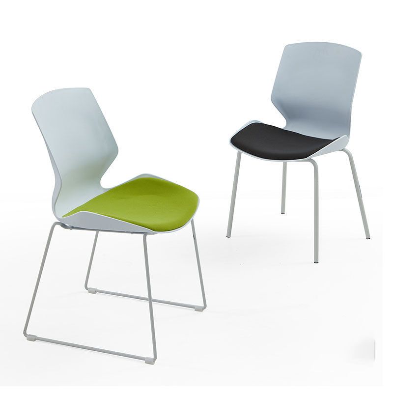 Moderne gaststoel met wit frame, kunststof conferentiestoel met middenrug