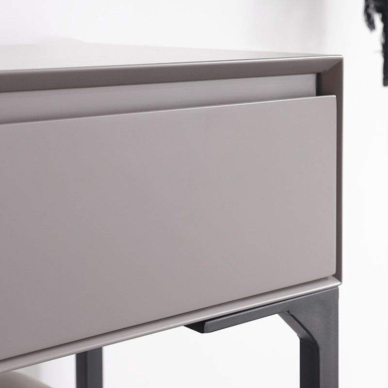 鏡と引き出しを備えた灰色の木製の虚栄心の虚栄心