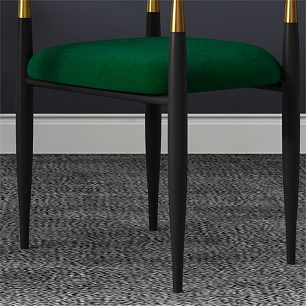 現代的なオープンバックダイニングアームチェアメタルフレーム布張り椅子