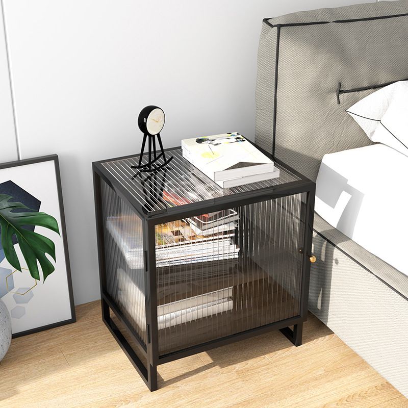 Mesa de nocturna de vidrio nocturno de metal contemporáneo con 1 puerta, 21.7 "de alto