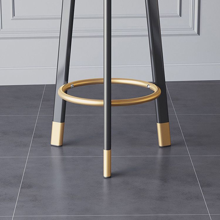 Taburete escandinavo de reposapiés casero acabado mate taburetes de bar tapizado