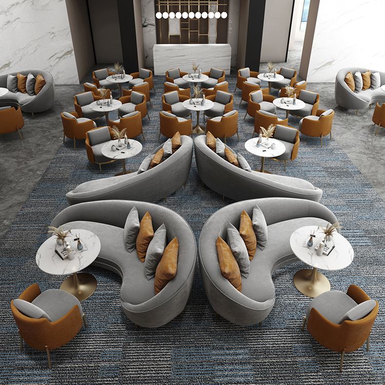 Velvet Sofa arrière serré avec un bras de smoking et un revêtement gris pour le salon