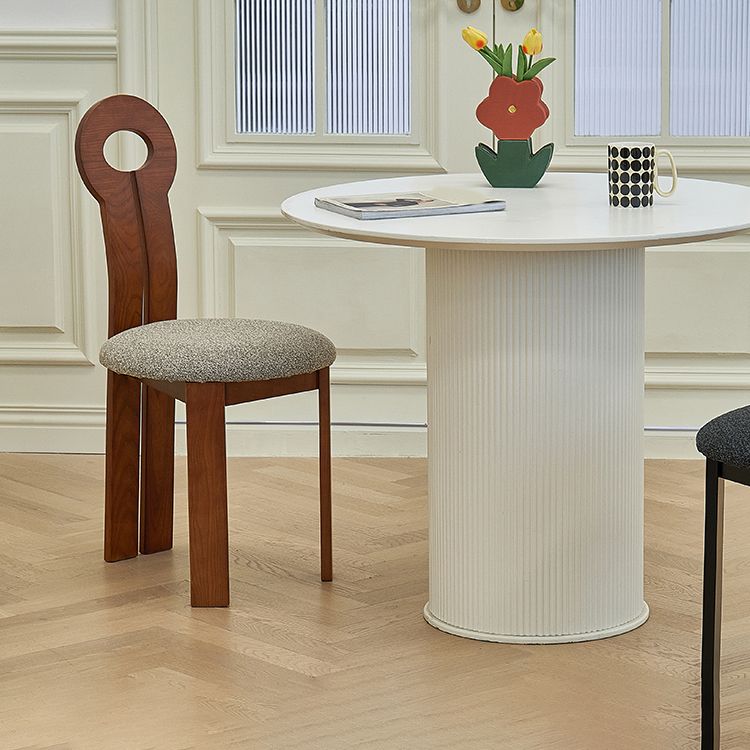 Modern gestoffeerd huis vaste houten lat achter armloze eetkamerstoel