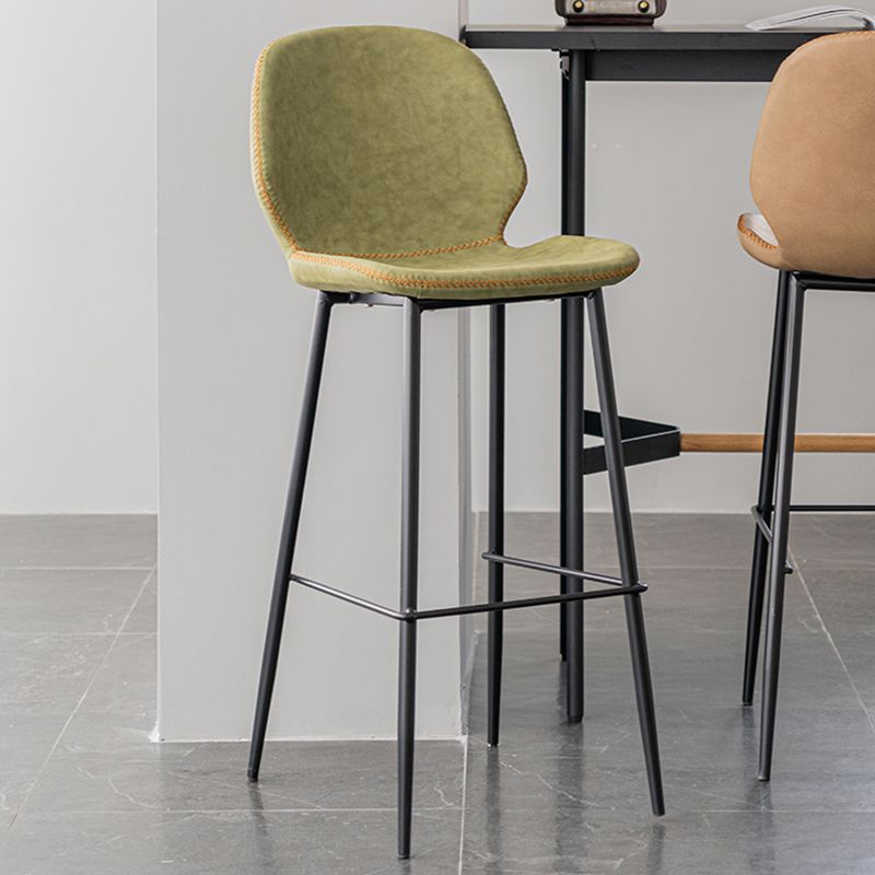 Sgabello da bar sul retro rivestito per interno industriale con base metallica