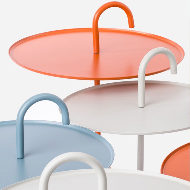 Table d'appoint en métal rond avec une base de 3 jambes dans un style moderne médiéval