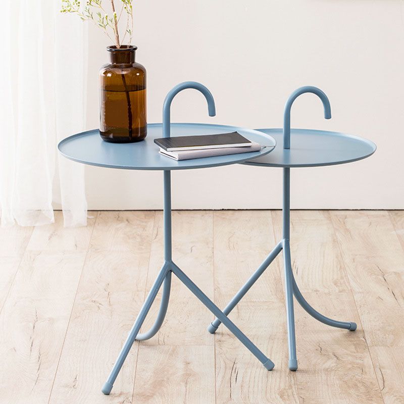 Table d'appoint en métal rond avec une base de 3 jambes dans un style moderne médiéval
