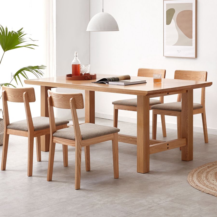 Mesa de comedor rectangular de madera maciza de color natural con base de caballete