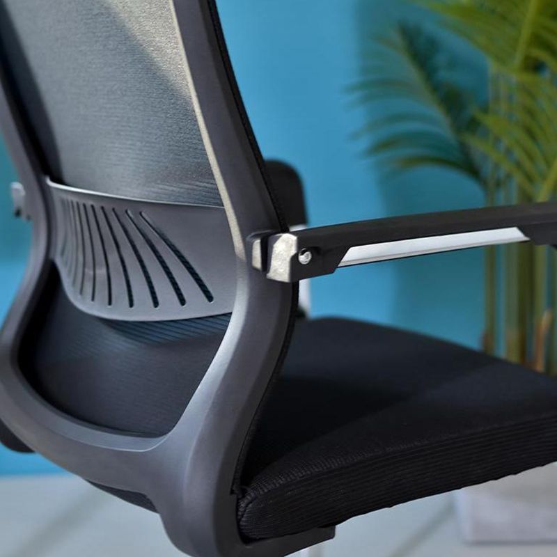 Silla de escritorio de malla ergonómica silla de oficina de metal contemporánea con brazo