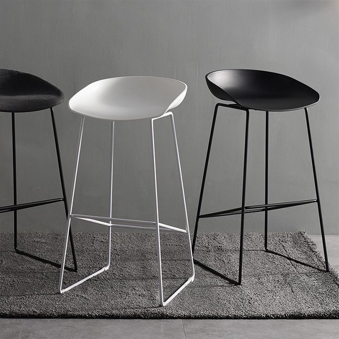 Tabouret de comptoir sans accoudoirs à dossier moderne, haut en métal avec coussin en plastique