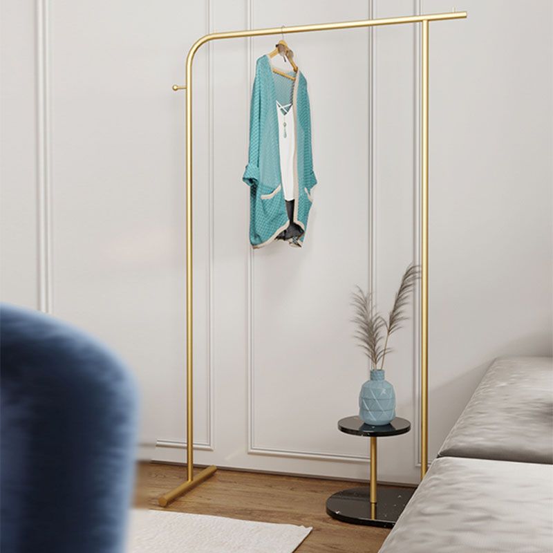 Lujosa rejilla de pelaje de capa de pie de pie de metal con fondo de mármol