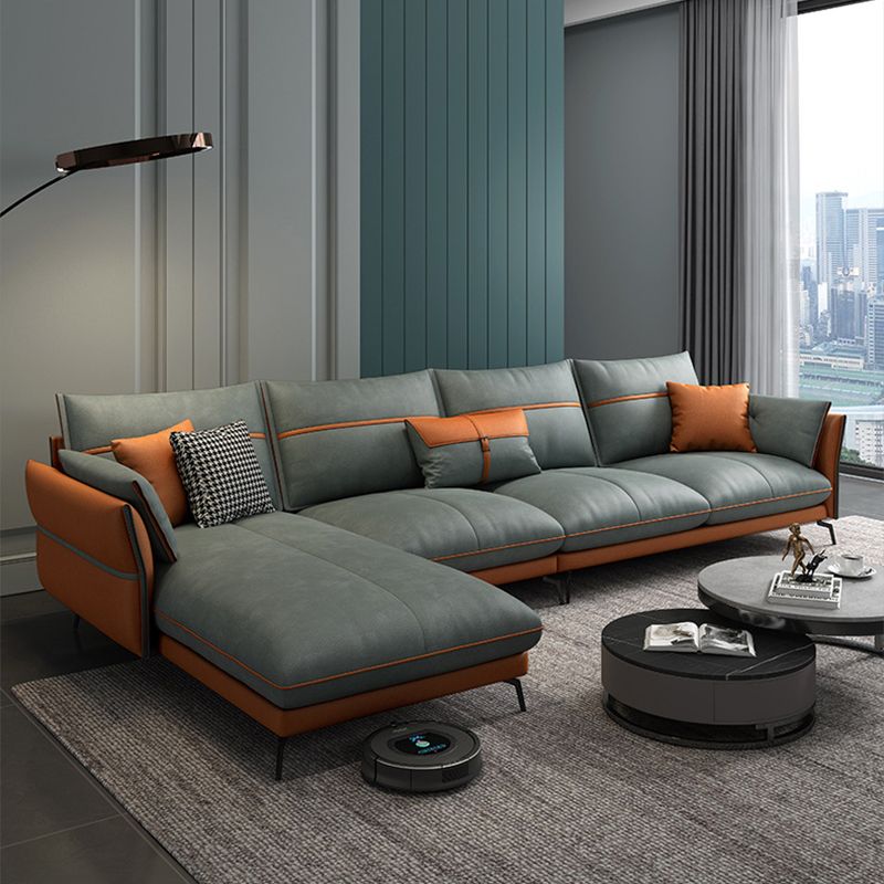 Scandinavo 35.43 "H Fuce in pelle divano e chaise del braccio svasato