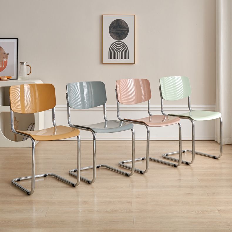 Zeitgenössischer Esszimmer Silber Bein offener armloser Esstuhl