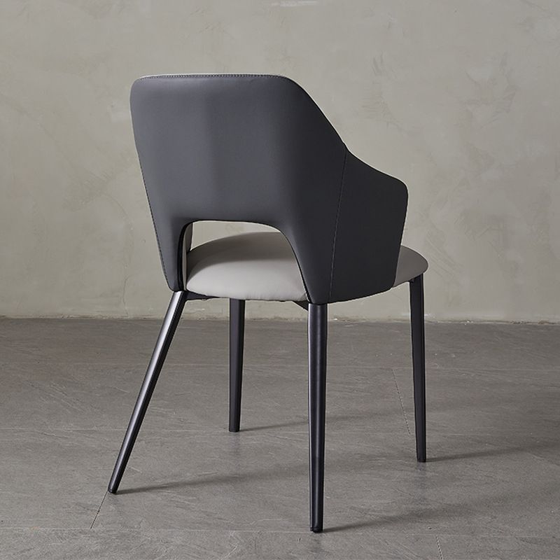 Eigentijdse kunstleren eetkamerstoelen met zwarte poten en fauteuil