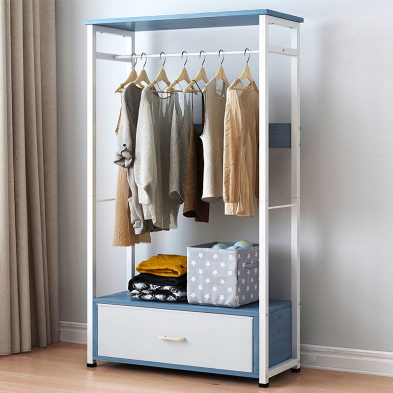 Rack de manteaux en bois blanc.