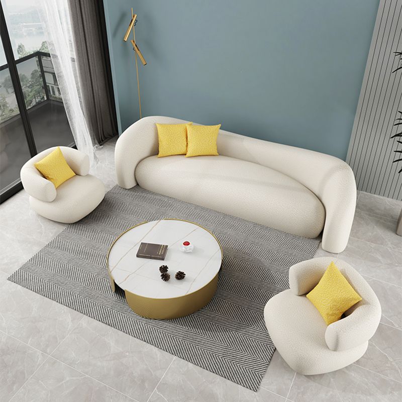 Divano beige e grigio scuro smoking a sedere con cuscini per l'appartamento