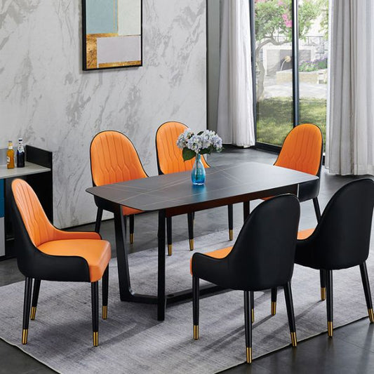 Sedia da pranzo a casa moderna in legno massiccio.