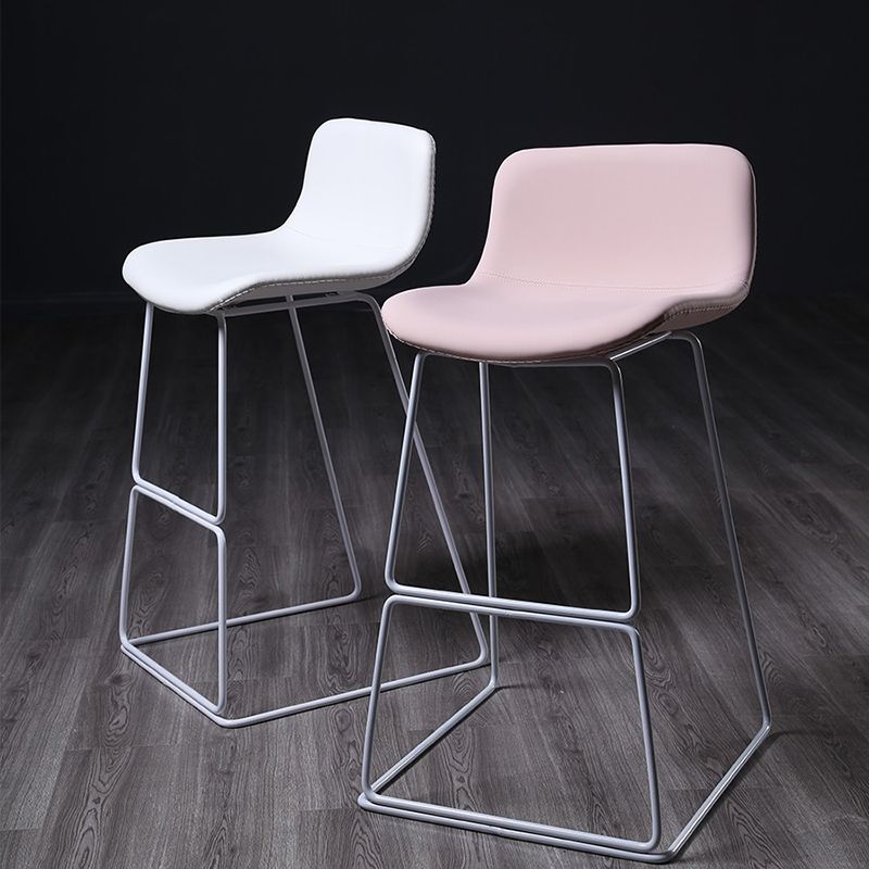 Taburete de bar nórdico con respaldo bajo, taburete de bar de plástico con patas de metal para el hogar
