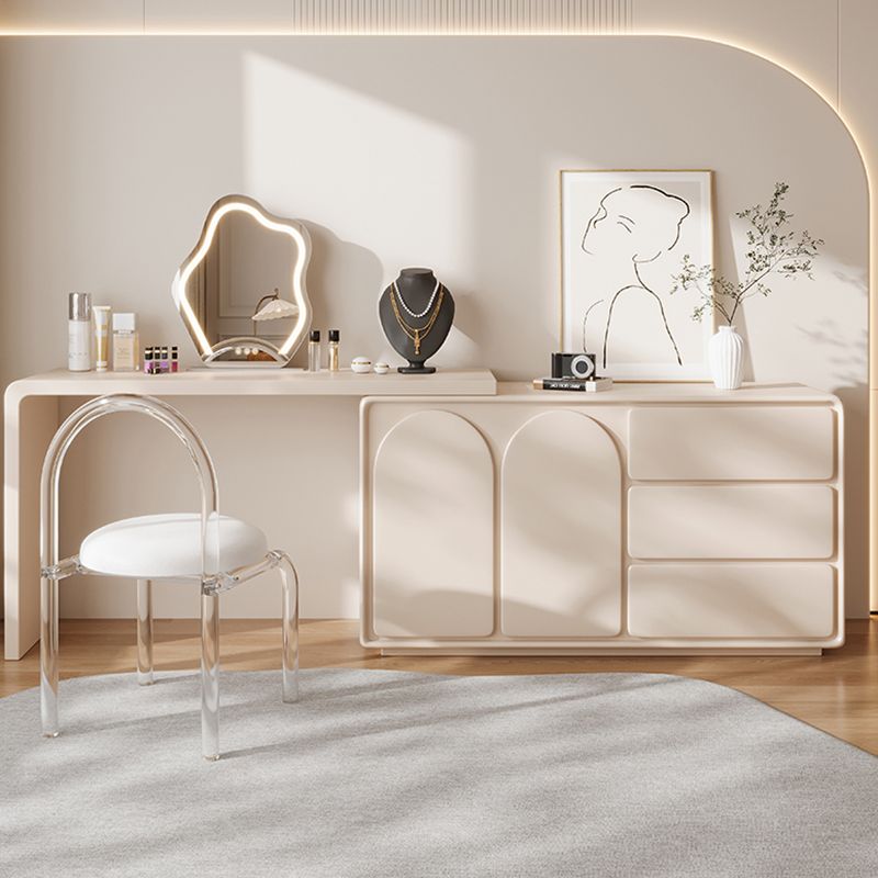 Eigentijdse wit verlichte spiegel slaapkamer met lade ijdelheid kleedtafel