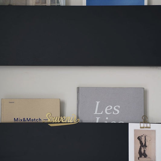 壁に取り付けられた本棚モダンスタイルのメタルシェルフ本棚黒の本棚