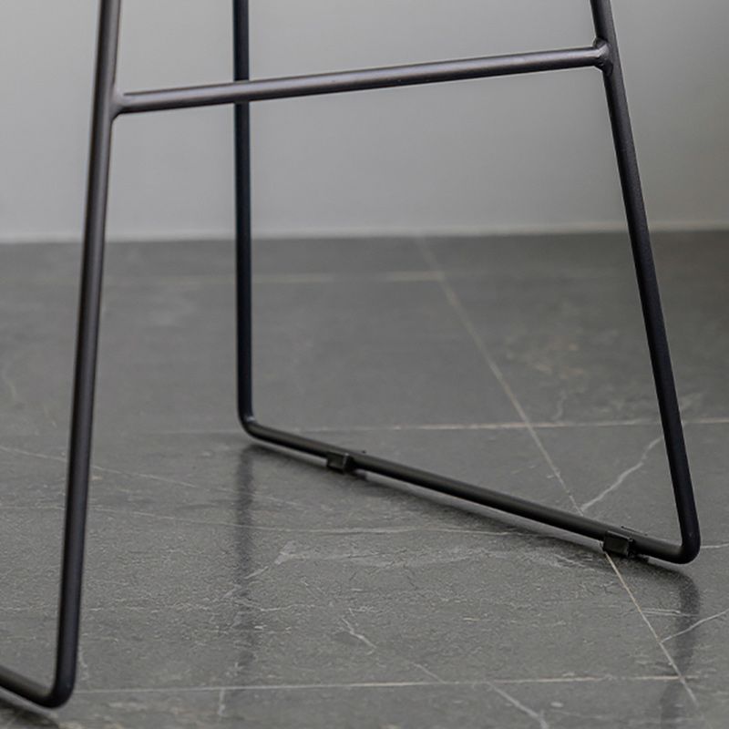 Taburete moderno de la barra de hierro de contador de brazo con respaldo con base de metal negro