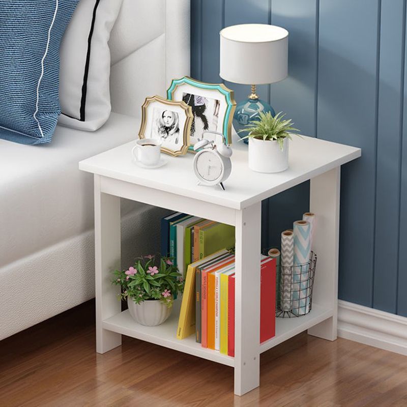 Sala per licenza per la fattoria Tavola laterale in legno a quattro gamba con uno scaffale