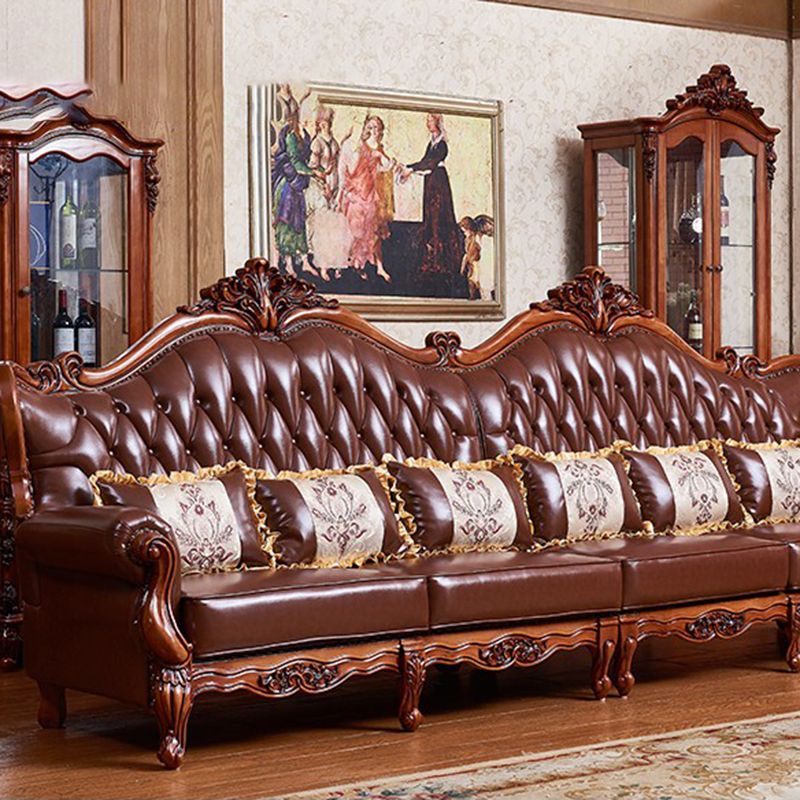 Sofá de brazo acampanado con asiento dividido tradicional con mechones adornados con almohadas en marrón