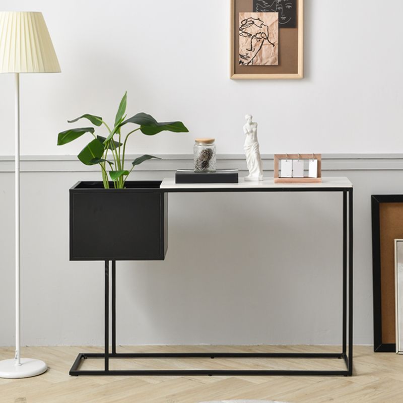 Tabella di consoe di base con cornice di ferro con top in pietra e scaffale