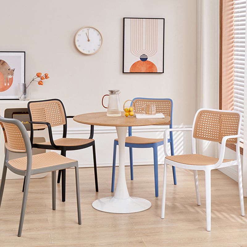 Tavolo da pranzo rotondo moderno con piano in legno naturale con base a tulipano