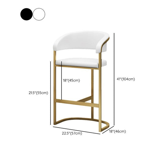 Sgabello da bar sul retro sgabello in fico glam con telaio dorato