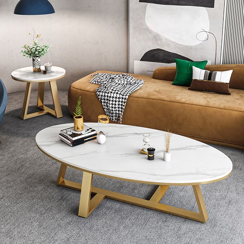 脚のコーヒーテーブルラウンド/楕円形のカクテルテーブルは金/黒い脚