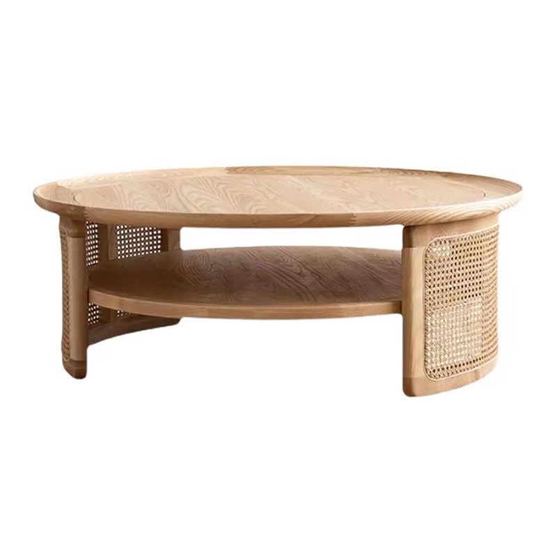 Tavolino rotondo scandinavo con scaffale in vimini e legno massiccio