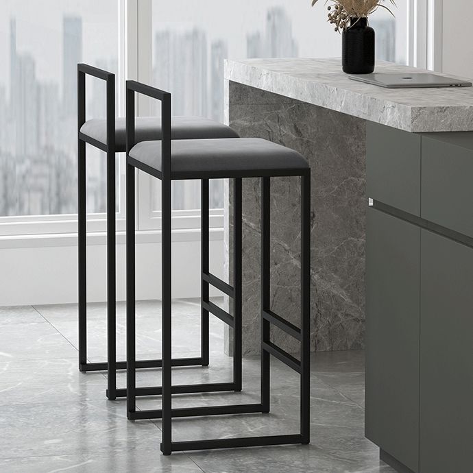 メタルアームレスダイニングスツールは、クッション付きの現代的なバースツール