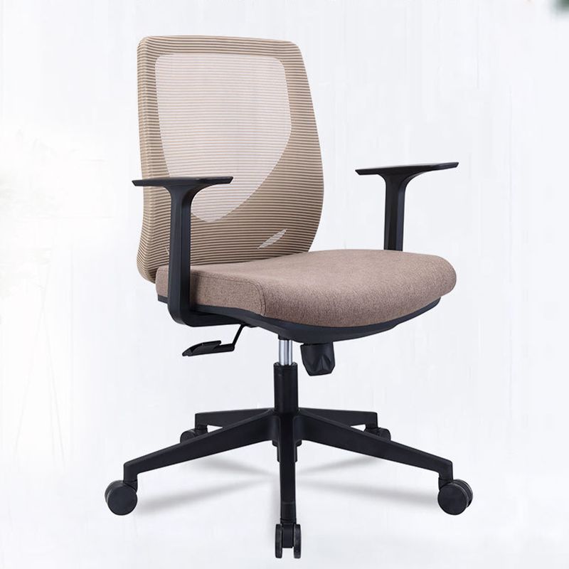 Eigentijdse fauteuil met vaste armleuningen, bruine bureaustoel met middenrug
