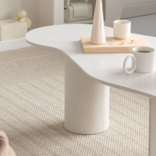 Tavolo da cocktail bianco scandinavo con top in forma libera in legno massiccio