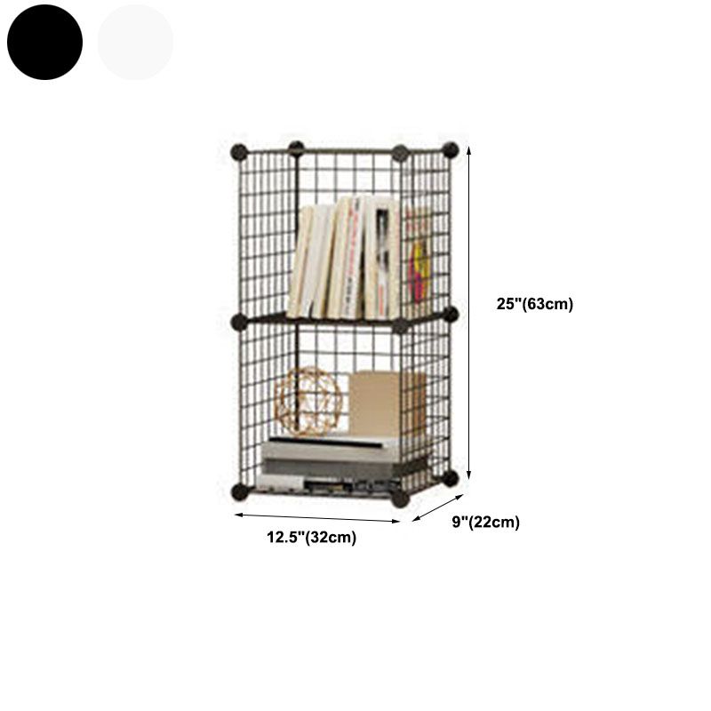 Libreria di scaffali di metallo contemporanea chiusa.