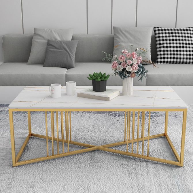 Tavolo da cocktail glam in pietra con base a croce di ferro dorato nel rettangolo