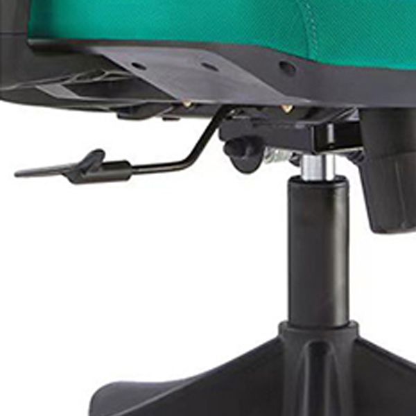 Eigentijdse bureaustoel met kantelmechanisme. Ergonomische bureaustoel met middenrug van gaas