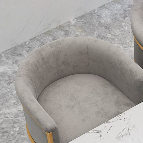 Sgabello in velluto con poggiapiede con poggiapiedi con poggiapiedi.