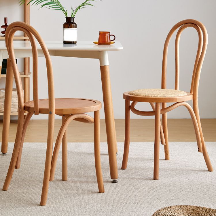 Sala da pranzo contemporanea in legno massiccio.