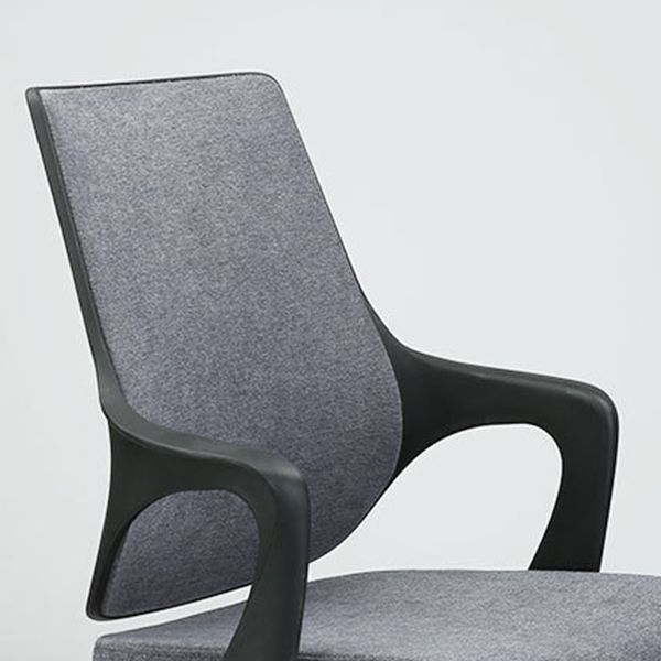 Sillón moderno con brazos fijos, asiento ajustable en altura, silla de oficina
