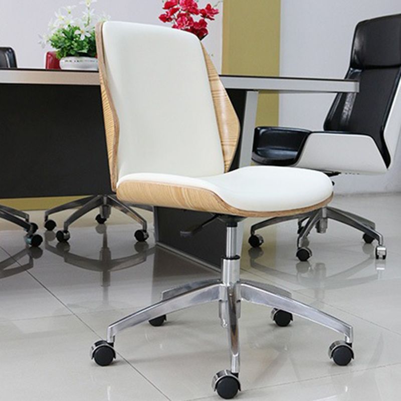 Silla de escritorio moderna Silla de conferencia de madera Silla con respaldo medio con ruedas