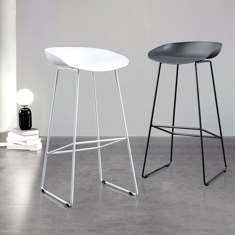 Taburetes de altura de mostrador de metal Glam con taburete de bar con reposapiés para interiores