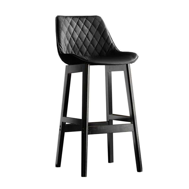 Lo sgabello di schienale in stile moderno con base in legno e cuscino in pelle