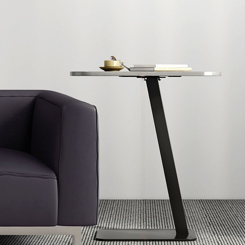 Soggiorno modernistico geometrico a doppio livello con tavola laterale del piedistallo