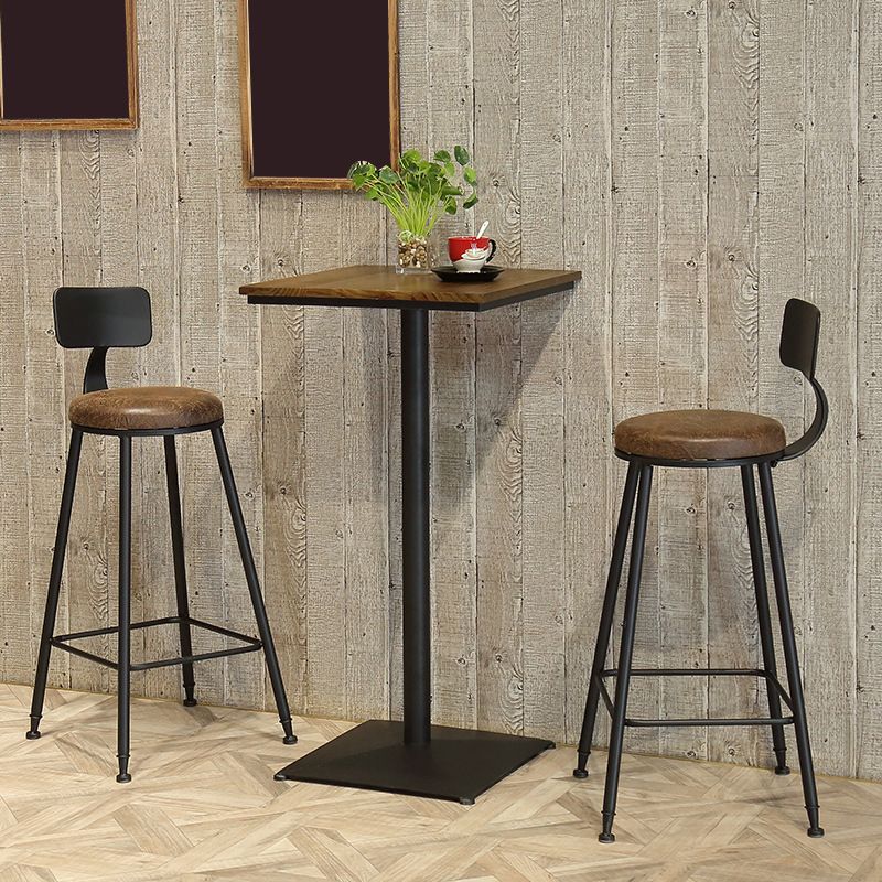 Industrieller Bistro-Stehtisch mit Sockel aus massivem Holz und Metall
