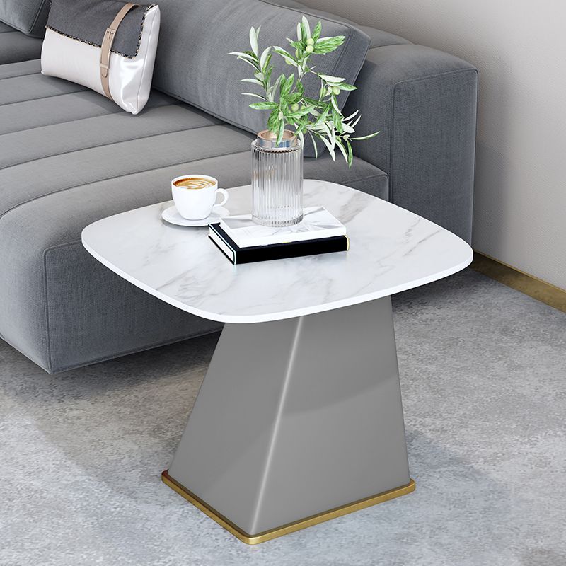 23.6 "背の高いモダンな鉄のサイドテーブル台座長方形のフェイクマーブルトップエンドテーブル