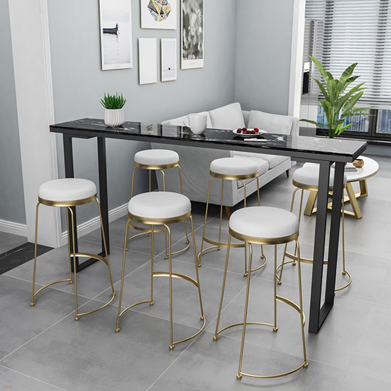 Faux marmeren tafel moderne bistro-bartafel met sledeonderstel